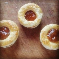 A picture of Puff pastry cookies.