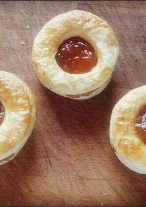 A picture of Puff pastry cookies.