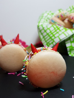Una foto de Macarons diablillos con relleno de crema de frambuesa!!!