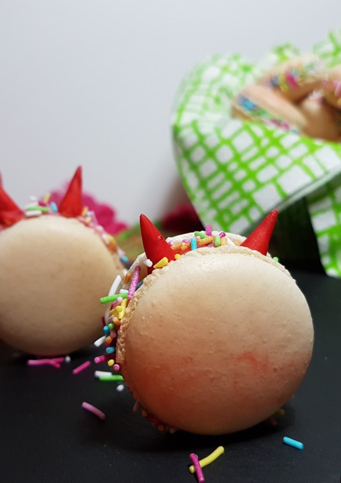 Una foto de Macarons diablillos con relleno de crema de frambuesa!!!