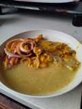 Bistec de Res Encebollado con Crema de Verduras