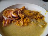 Bistec de Res Encebollado con Crema de Verduras