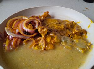 Una foto de Bistec de Res Encebollado con Crema de Verduras