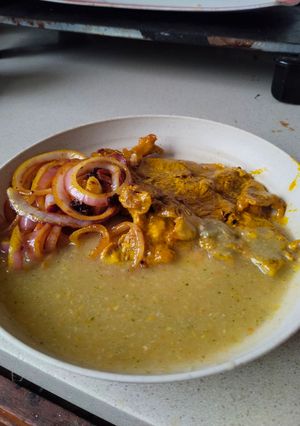Una foto de Bistec de Res Encebollado con Crema de Verduras