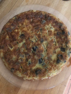 Una foto de Tortilla de berenjena, cebolla y ajo