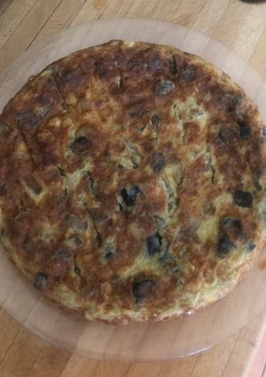 Foto principal de Tortilla de berenjena, cebolla y ajo