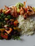 Espetadas de salmão com camarão com maionese de abacate, salada tropical e arroz de lima e gengibre