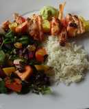 Espetadas de salmão com camarão com maionese de abacate, salada tropical e arroz de lima e gengibre