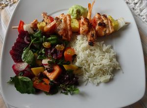 Foto de Espetadas de salmão com camarão com maionese de abacate, salada tropical e arroz de lima e gengibre