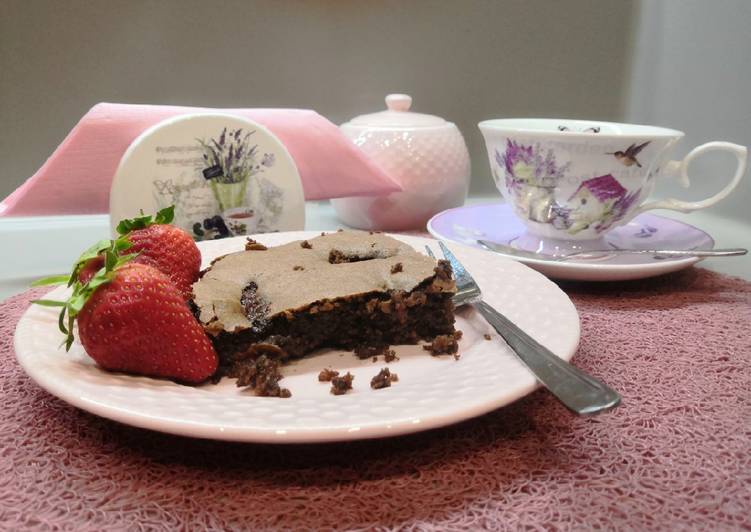 Gluténmentes brownie eperrel és schoko bons csokival recept foto