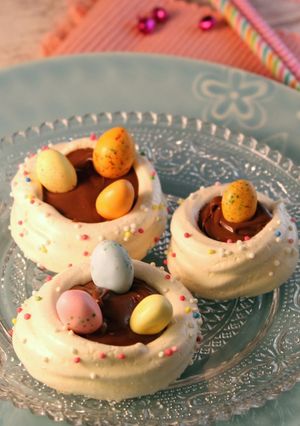 Une photo de Nids de pâques meringués et ganache chocolat