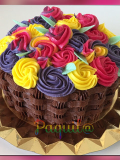 Una foto de Cesta de rosas 💐🧺(Bizcocho de zanahoria, buttercream de queso y frosting de queso de chocolate)