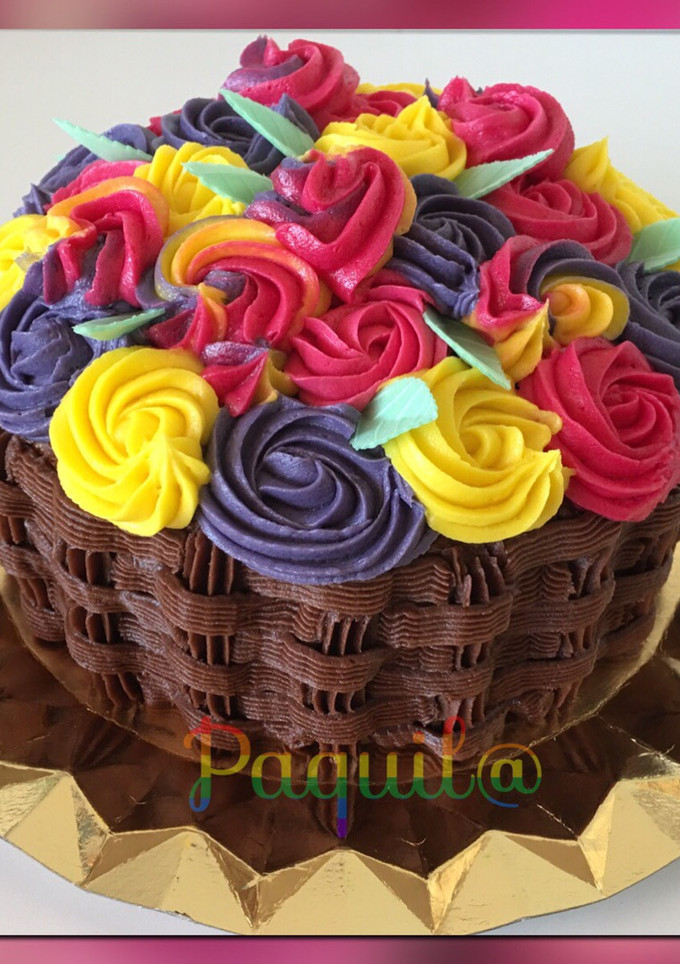 Una foto de Cesta de rosas 💐🧺(Bizcocho de zanahoria, buttercream de queso y frosting de queso de chocolate)