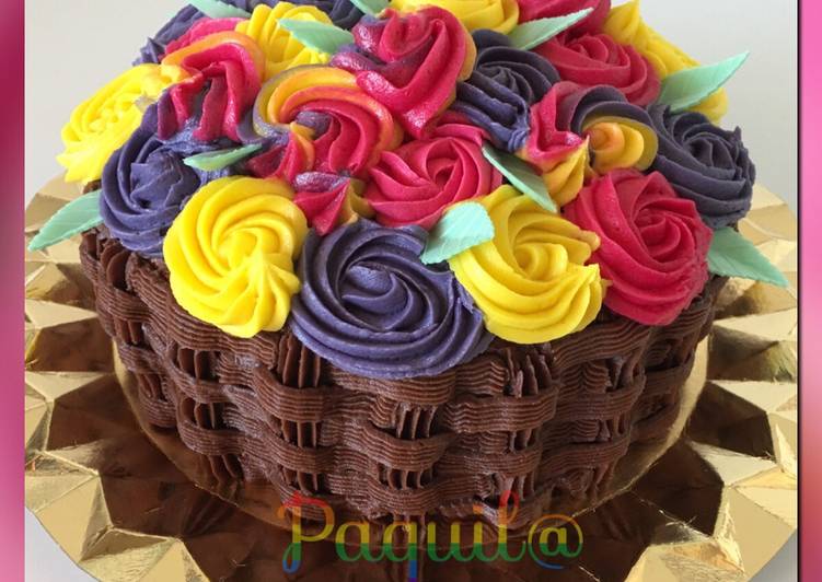 Cesta de rosas 💐🧺
(Bizcocho de zanahoria, buttercream de queso y frosting de queso de chocolate)