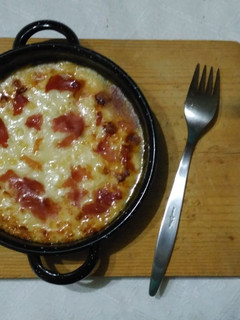 Una foto de Parmesano al horno con jamón y tomate