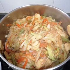A picture of Pansit bihon.