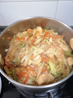 A picture of Pansit bihon.