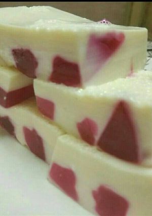 A picture of China grass with jelly.