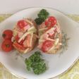 Baguette relleno con tomate, cebolla y jamón