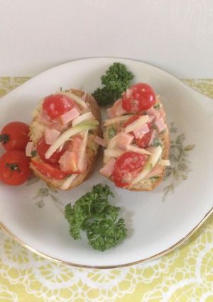 Una foto de Baguette relleno con tomate, cebolla y jamón