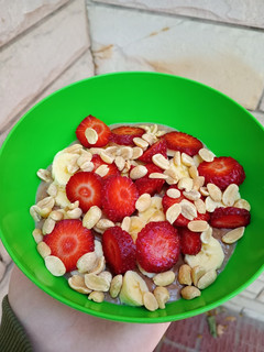 Una foto de Porridge de avena de chocolate🍓🍌