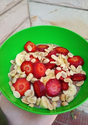 Una foto de Porridge de avena de chocolate🍓🍌