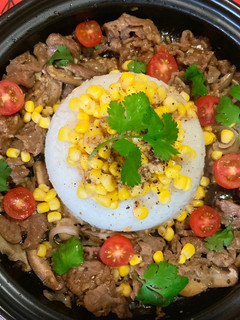 A picture of 鐵板粟米牛肉飯.