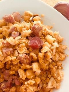 Una foto de Migas falsas de garbanzo con jamón