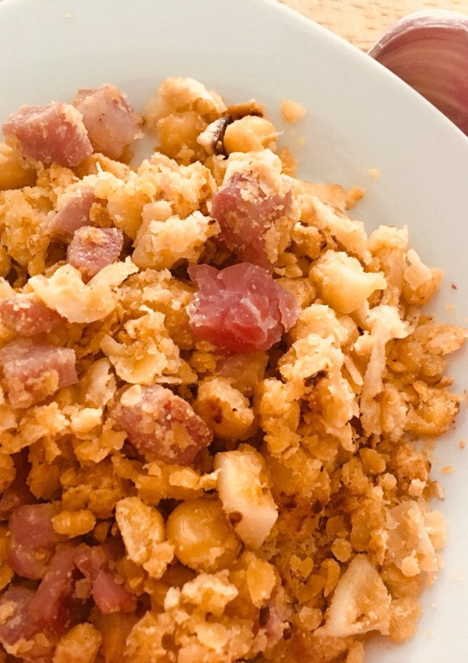 Una foto de Migas falsas de garbanzo con jamón