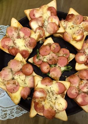 Hình của món Pizza nhanh gọn nhân thịt băm xúc xích từ đế bánh mỳ gối - Air fryer - Nồi chiên không dầu.