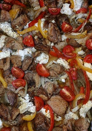 Φωτογραφία της συνταγής Χοιρινή τηγανιά με χρωματιστές πιπεριές, ντοματίνια και φέτα