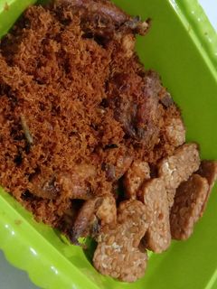 Foto resep Ayam goreng serundeng kelapa dan tempe goreng