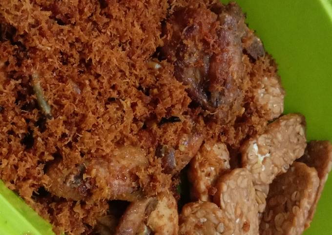 Ayam goreng serundeng kelapa dan tempe goreng