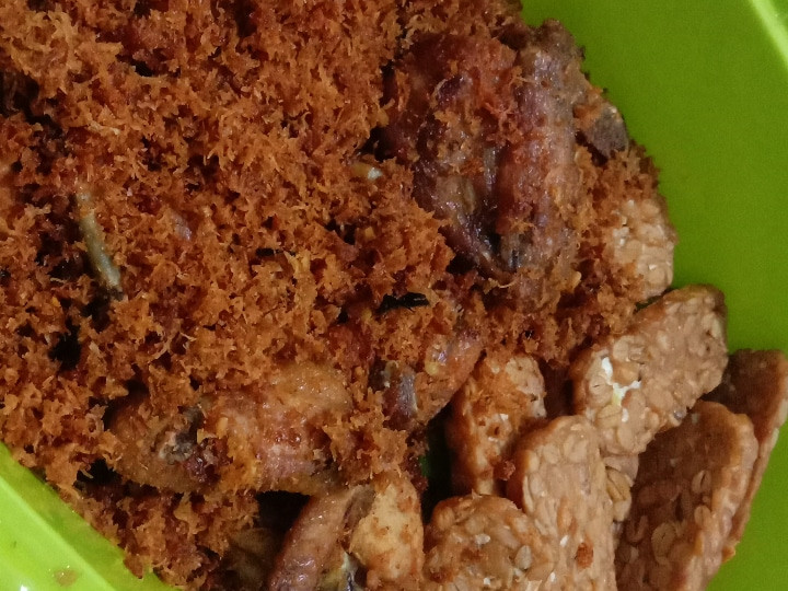 Cara Gampang Menyiapkan Ayam goreng serundeng kelapa dan tempe goreng, Enak