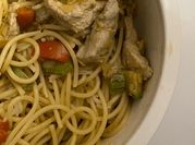 Una foto di spaghetti di soia con carne