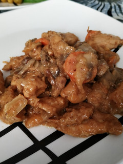 Una foto de Pollo en salsa de cacahuetes