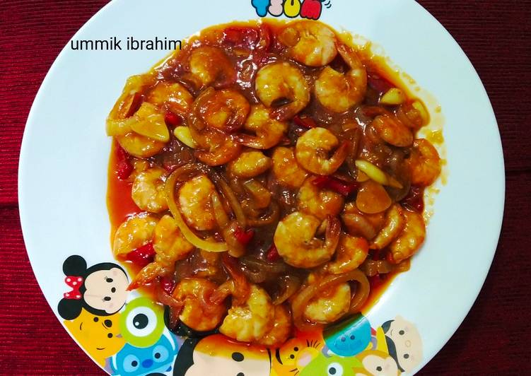 Tumis udang saus asam pedas dengan bawang bombai