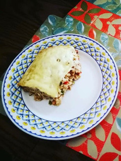 Una foto de Chupe de salmón con pan integral