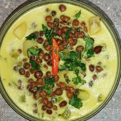 A picture of Brown chana (Bangal gram) and Potato in coconut milk.