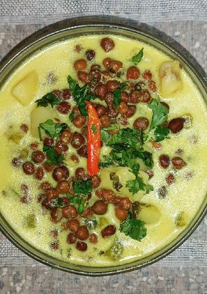 A picture of Brown chana (Bangal gram) and Potato in coconut milk.
