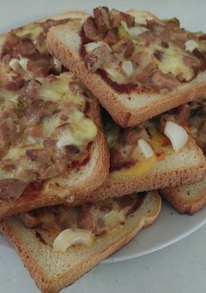 O poză a rețetei Minnie pizza sau Pizza pe felii de pâine.