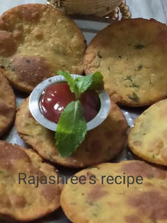 थालीपीठ पुरी (thalipeeth puri recipe in marathi) रेसिपी चे मुख्य फोटो