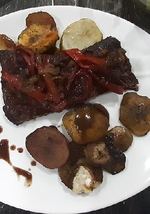 Una foto de Matambre al vino tinto con papas y batatas