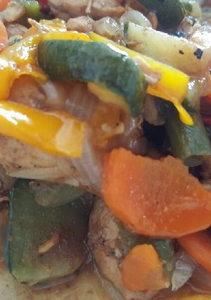 Una foto de Pollo con vegetales