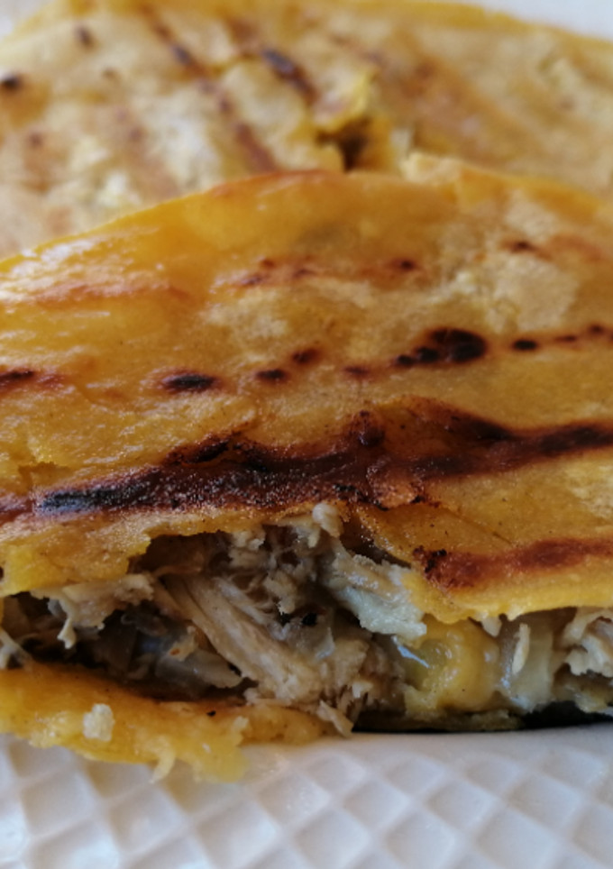 Una foto de Quesadilla de pollo, cebolla y queso