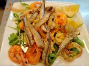 Una foto di calamari gamberi