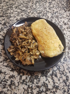 Una foto de Tortilla soufflé y champiñones al ajillo