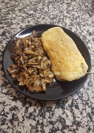 Una foto de Tortilla soufflé y champiñones al ajillo