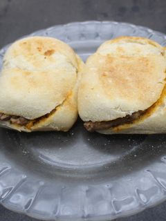Una foto de Bollos cuadrados con gazpacho y pollo