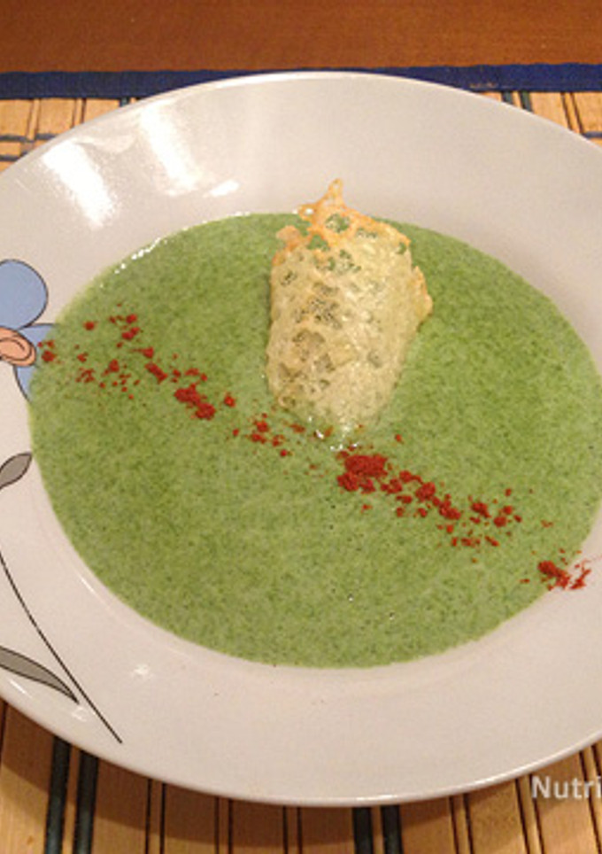 Una foto de Crema de espinacas con teja de queso